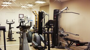 A gym with various exercise equipment including treadmills, an elliptical, and a weight machine. - Holiday Inn Munich-Unterhaching by IHG (Unterhaching)