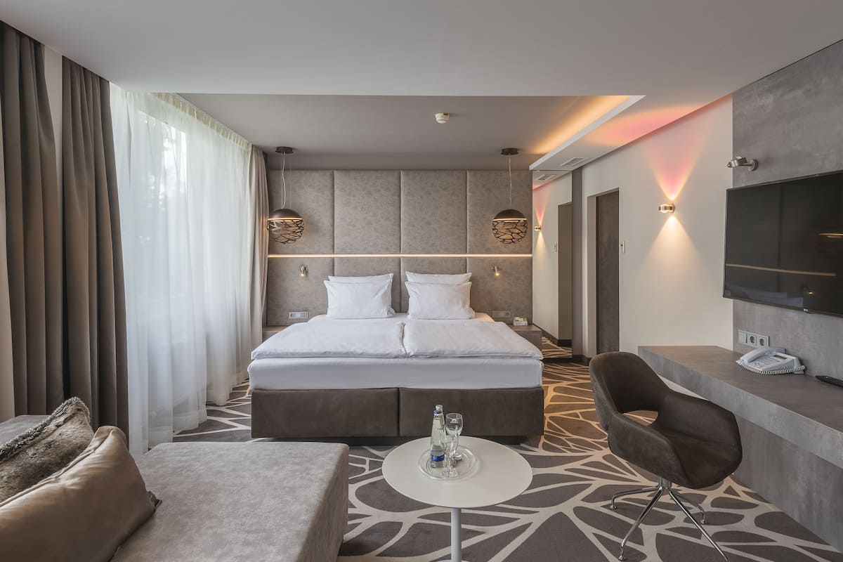 premium room, 1 king bed | 1 bedroom, hypo-allergenic bedding, in-room safe, desk