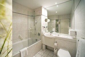 Hair dryer, towels - Holiday Inn Munich-Unterhaching by IHG (Unterhaching)