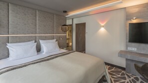 Premium Room, 1 King Bed | Hypo-allergenic bedding, in-room safe, desk, blackout drapes - Holiday Inn Munich-Unterhaching by IHG (Unterhaching)