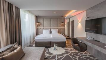 Hypo-allergenic bedding, in-room safe, desk, blackout curtains