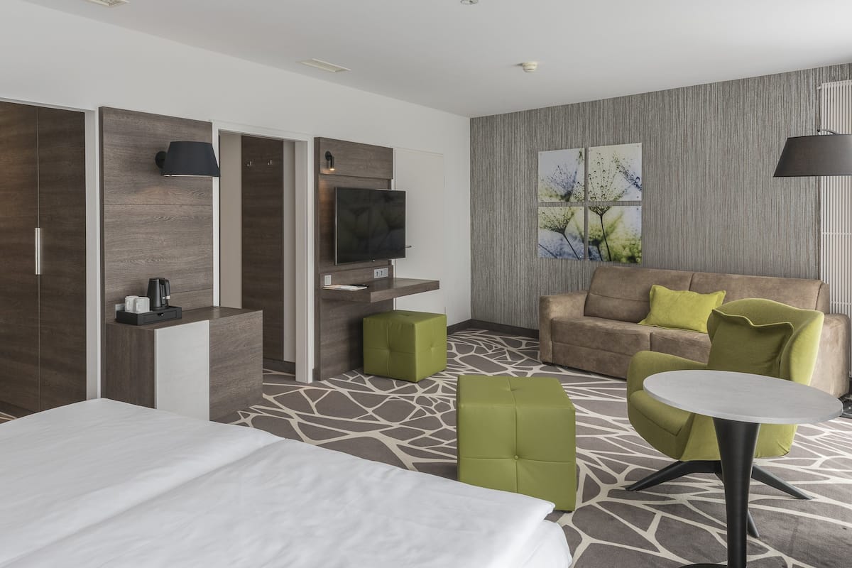 Suite, 1 letto king con divano letto | Biancheria da letto ipoallergenica, una cassaforte in camera