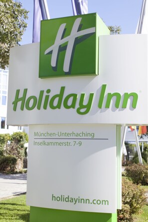 Une enseigne Holiday Inn avec le logo et le nom de l’hôtel, son adresse et son site web.