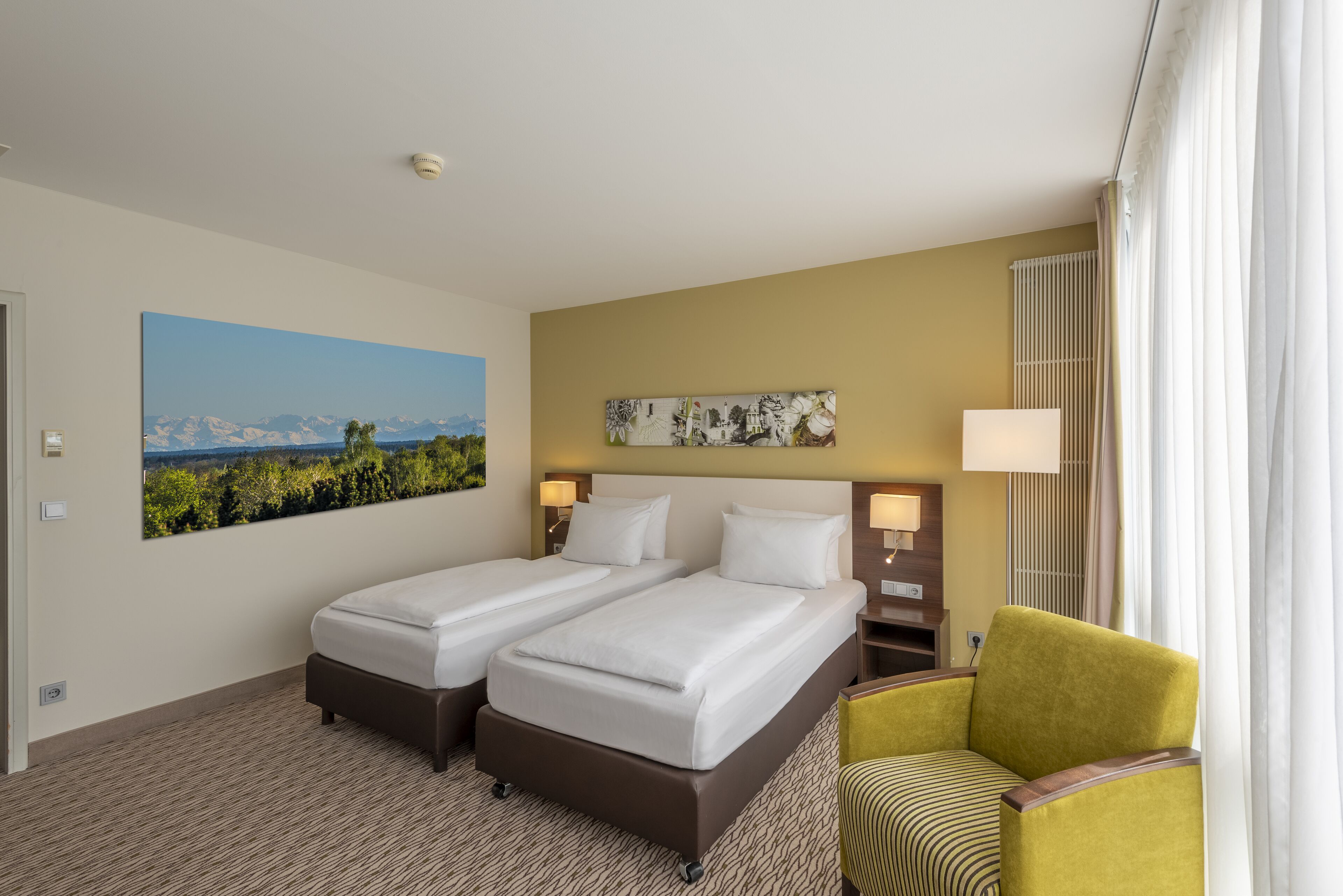Standard Room, 2 Twin Beds | Hypo-allergenic bedding available, in-room safe, desk, blackout drapes