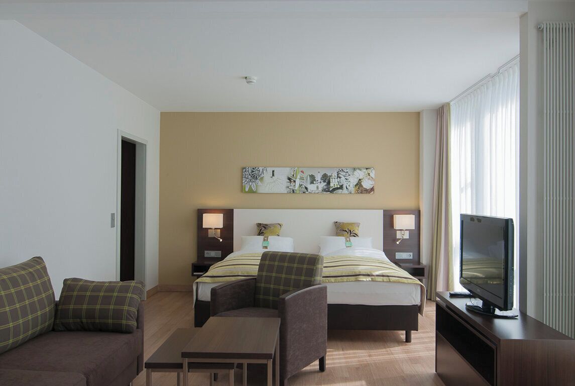 Hypo-allergenic bedding, in-room safe, desk, blackout curtains