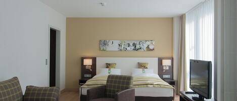 Hypo-allergenic bedding, in-room safe, desk, blackout curtains
