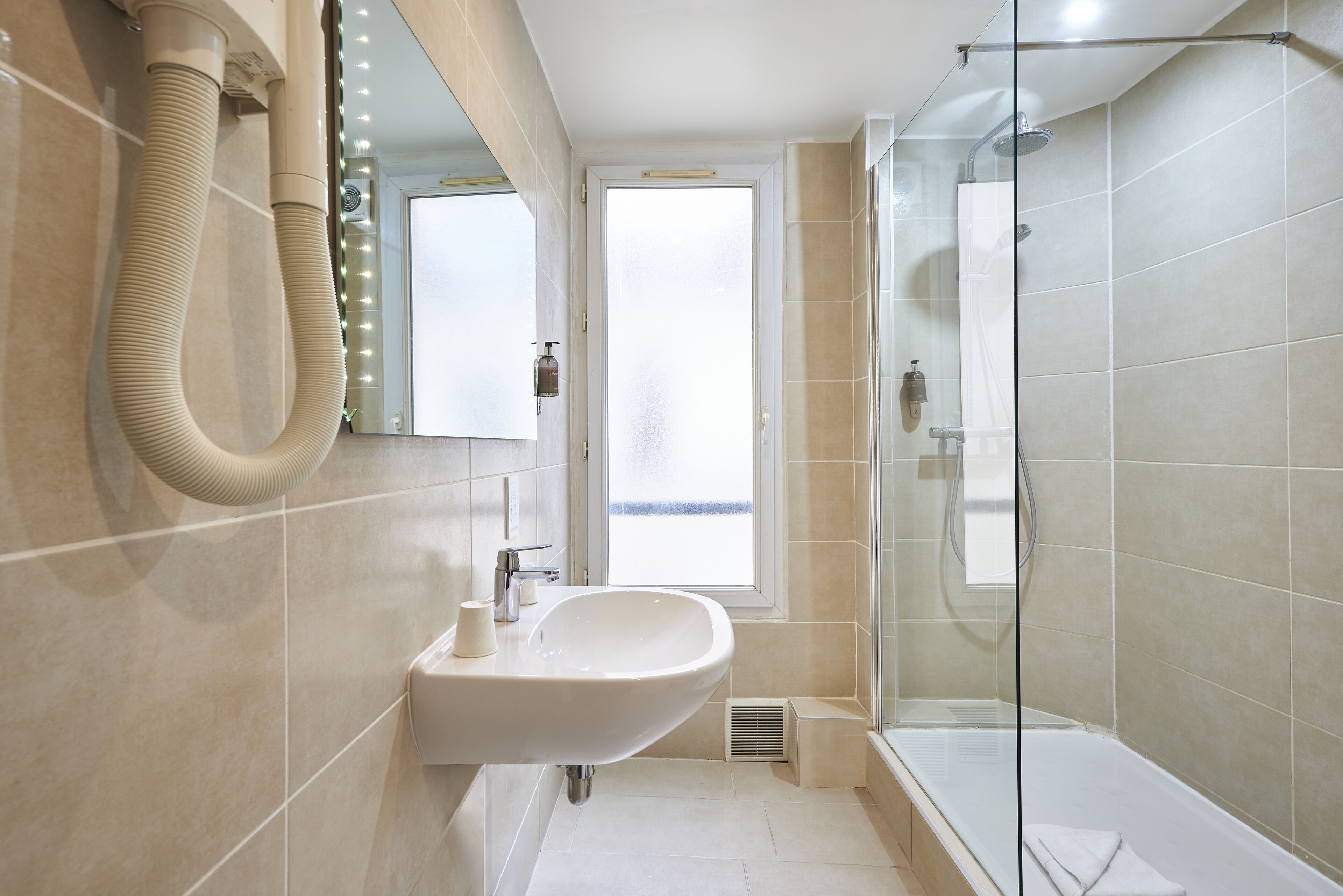 Miljøvenlige toiletartikler, hårtørrer, håndklæder