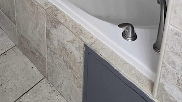 Deluxe Suite | Bathroom
