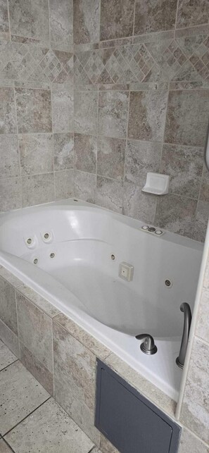 ห้องดีลักซ์สวีท | ห้องน้ำ | ของใช้ในห้องน้ำเป็นมิตรต่อสิ่งแวดล้อม, ไดร์เป่าผม, �ผ้าเช็ดตัว, สบู่