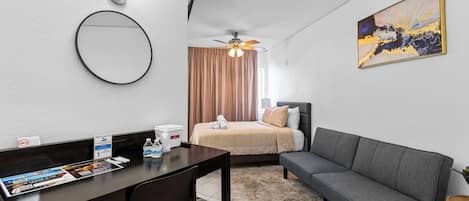 Suite Deluxe | Coffres-forts dans les chambres, bureau, Wi-Fi gratuit, draps fournis