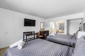 Double Room, Smoking | In-room safe, desk, free WiFi, bed sheets - Travelsuites Inn (Las Vegas)