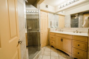 Deluxe Studio Suite, 1 King Bed, Non Smoking | Bathroom
