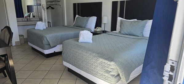 雙人房 | 客房內保險箱、書桌、免費無線上網、床單