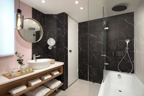 Bathtub, eco-friendly toiletries, hair dryer, slippers - Cassia Hotel Jerusalem (Jerusalem)