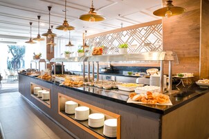 Daily buffet breakfast (USD 26 per person)