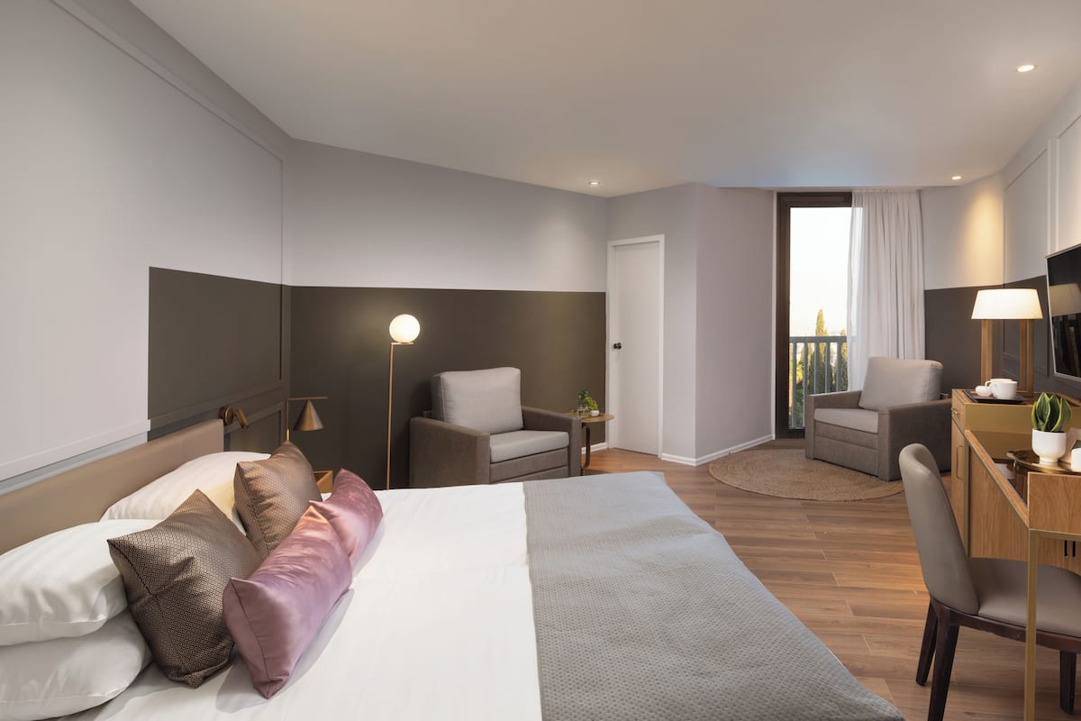 1 chambre, surmatelas, coffres-forts dans les chambres, bureau