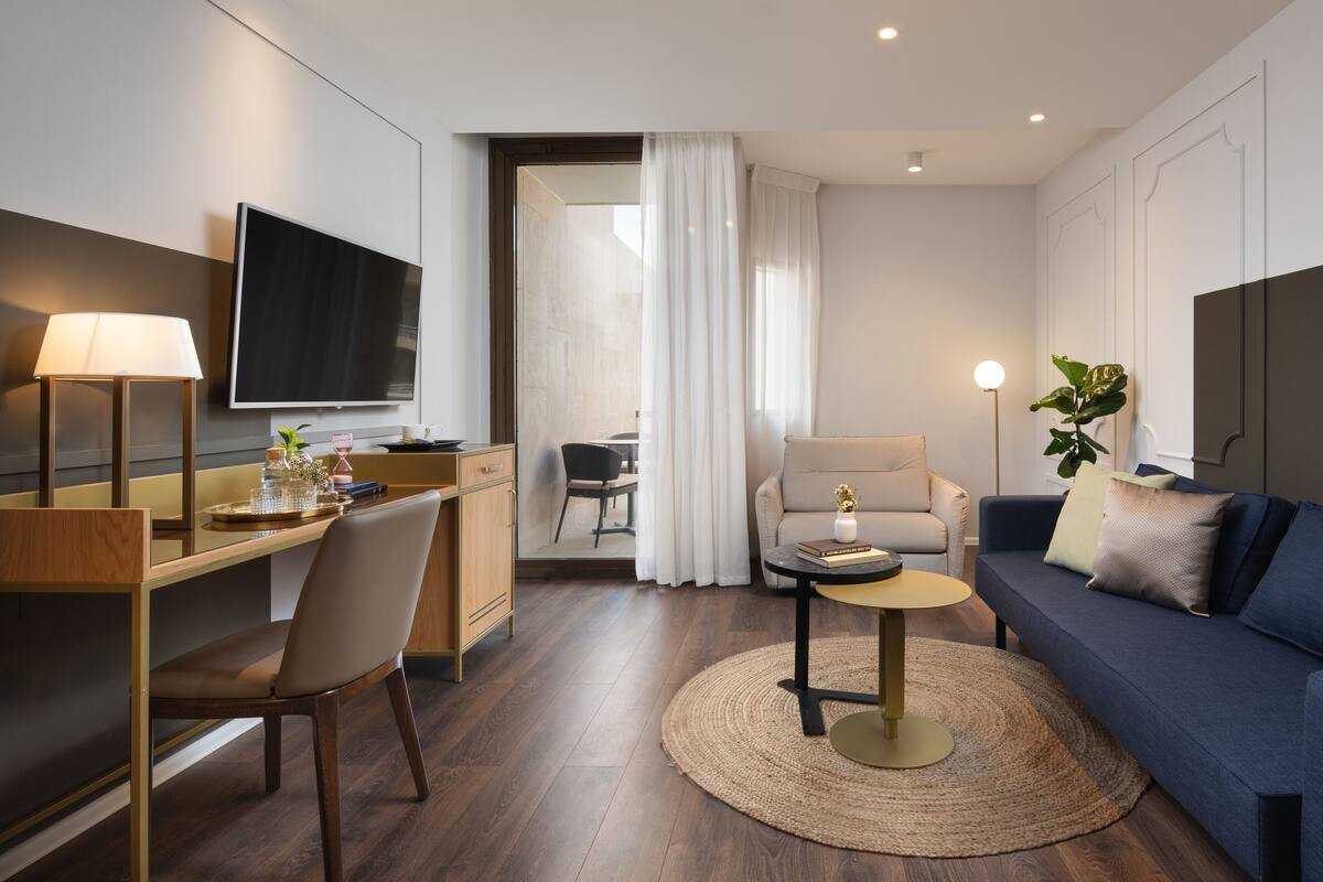 Suite (Low Floor) | 低刺激性寝具、ピロートップベッド、セーフティボックス (室内)、デスク