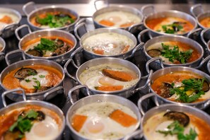 Sarapan prasmanan setiap hari (USD 26 per orang)