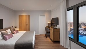 Deluxe Pool View | 1 kamar tidur, bantalan ekstra lembut, brankas, dan meja kerja