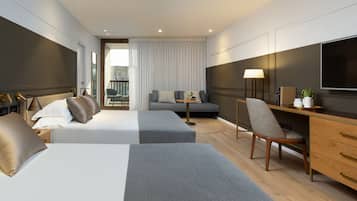 Suite – junior | Senger med overmadrass, safe på rommet, skrivebord og lydisolert