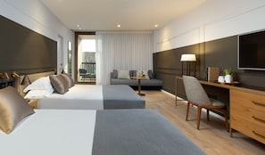 Suite Junior | Lit avec matelas à plateau-coussin, coffre-fort, bureau