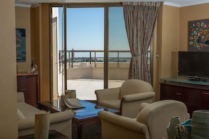 Suite (Big Terrace, High Floor,Old City View) | Lit avec matelas à plateau-coussin, coffre-fort, bureau