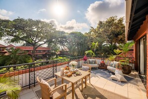 Signature-Suite, 1 King-Bett | Essbereich im Zimmer