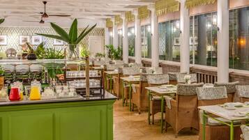 2 restaurants; breakfast, lunch, and dinner served