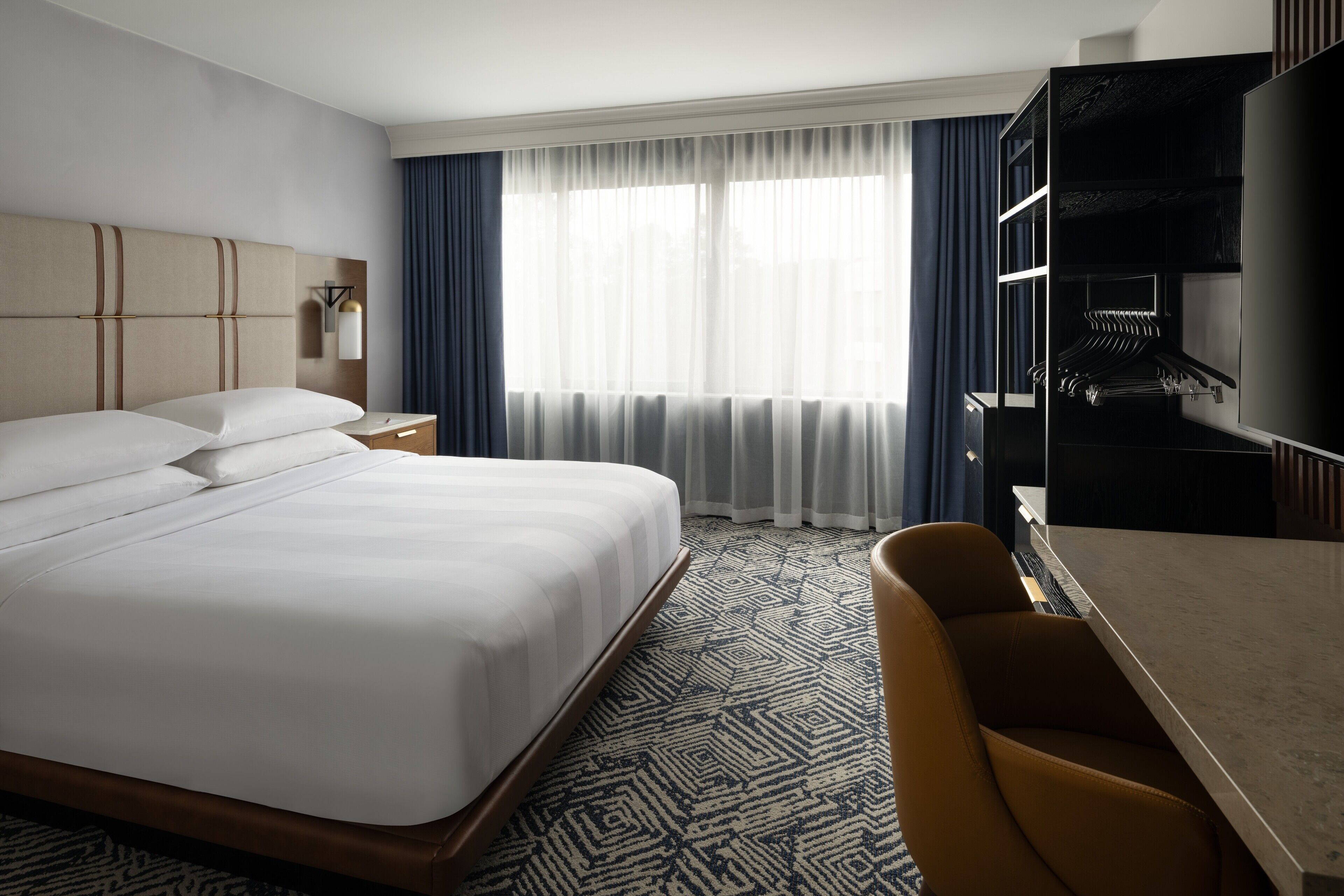 Sengetøy av topp kvalitet, dundyner, safe på rommet og skrivebord