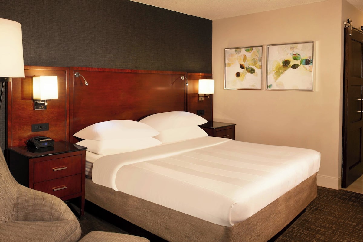 Premium bedding, down duvets, in-room safe, desk
