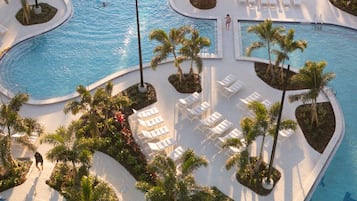 2 piscinas externas, barracas, guarda-sóis