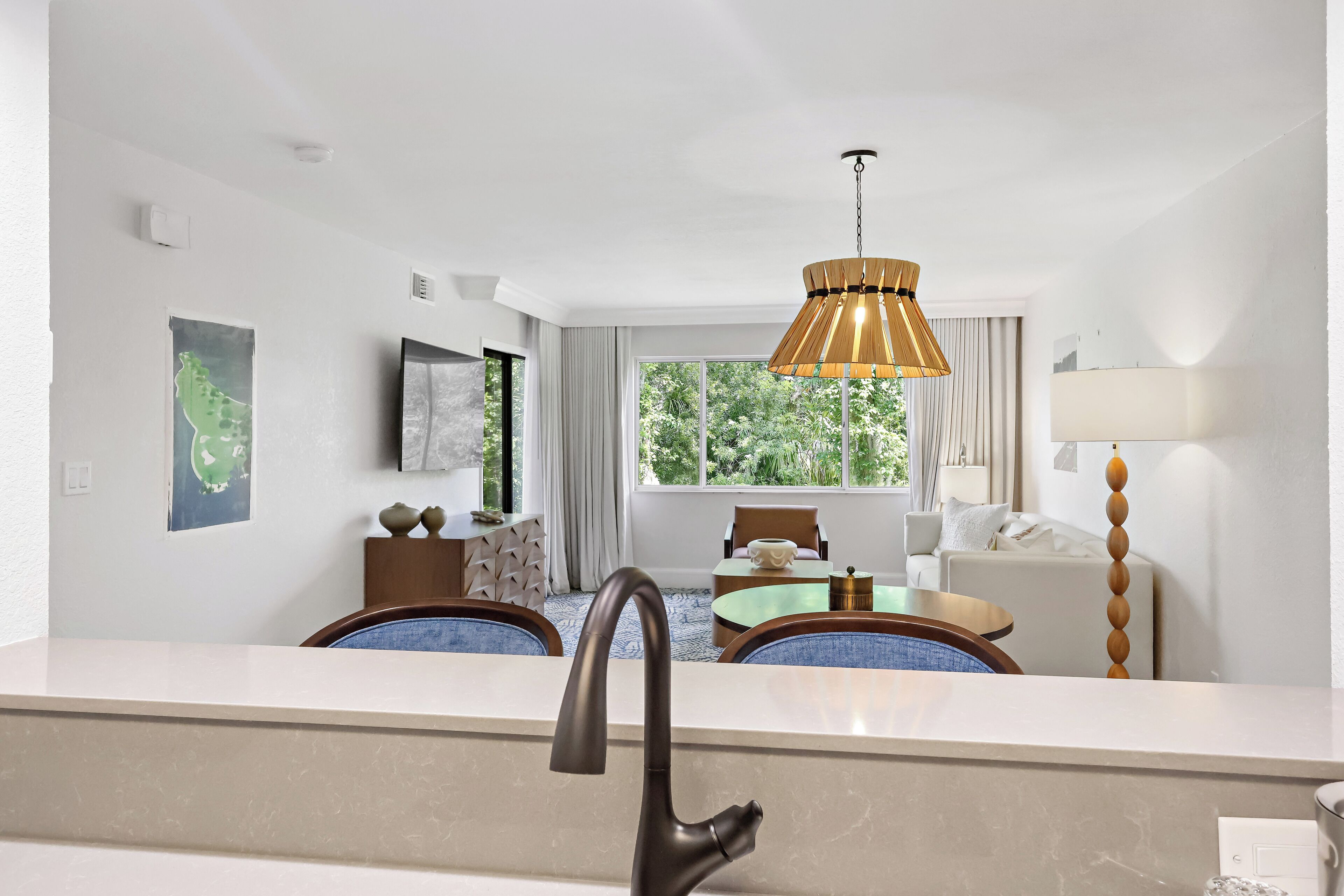 Télévision à écran plat de 42 pouces avec chaînes numériques, télévision