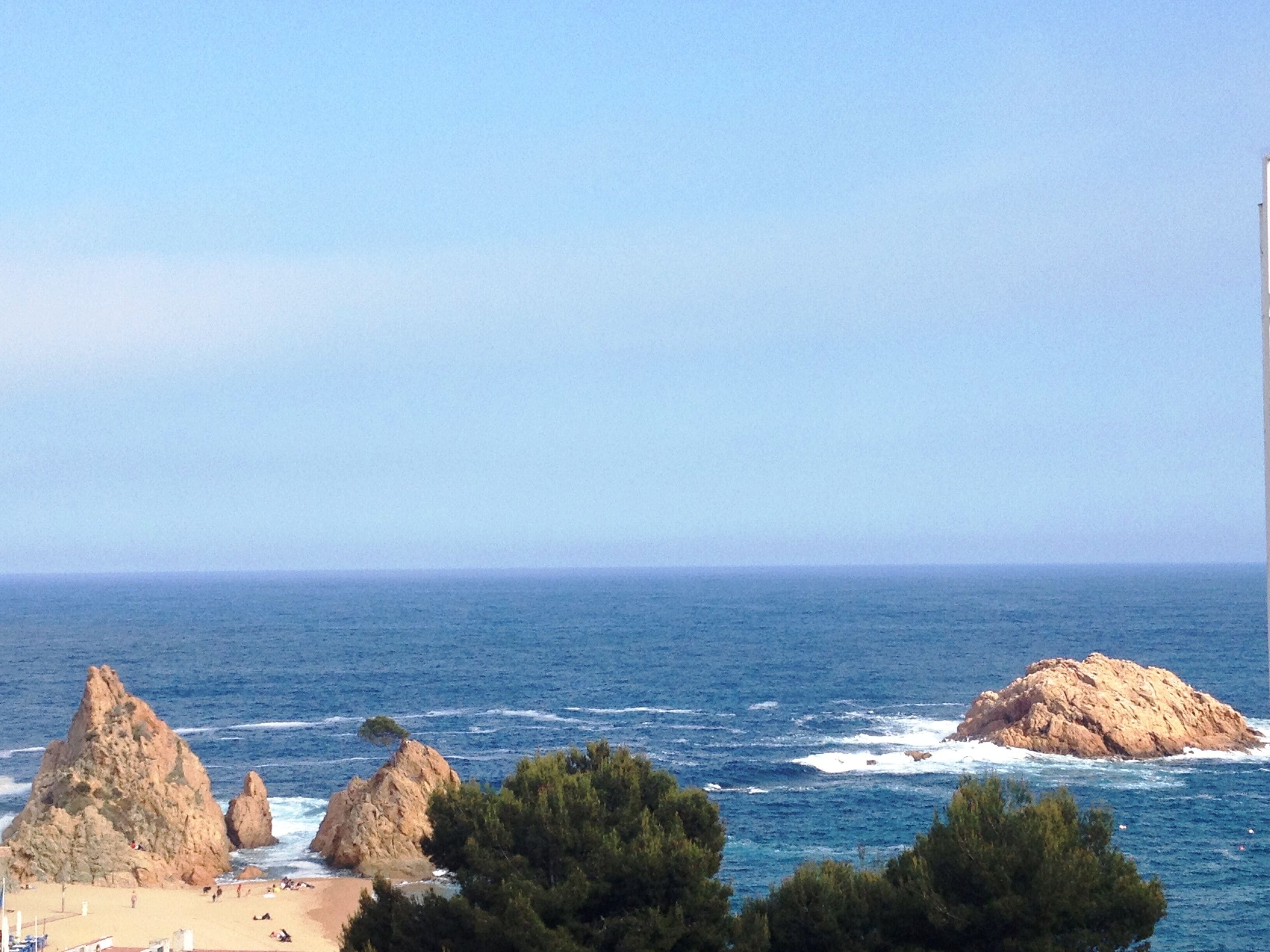 Une vue sur la côte, avec des formations rocheuses et une plage.