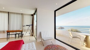 Junior Suite, 1 Queen Bed, Balcony, Bay View | Hypo-allergenic bedding, in-room safe, desk, blackout drapes