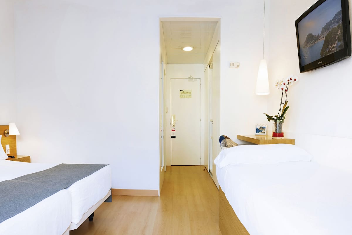 Hypo-allergenic bedding, in-room safe, desk, blackout drapes