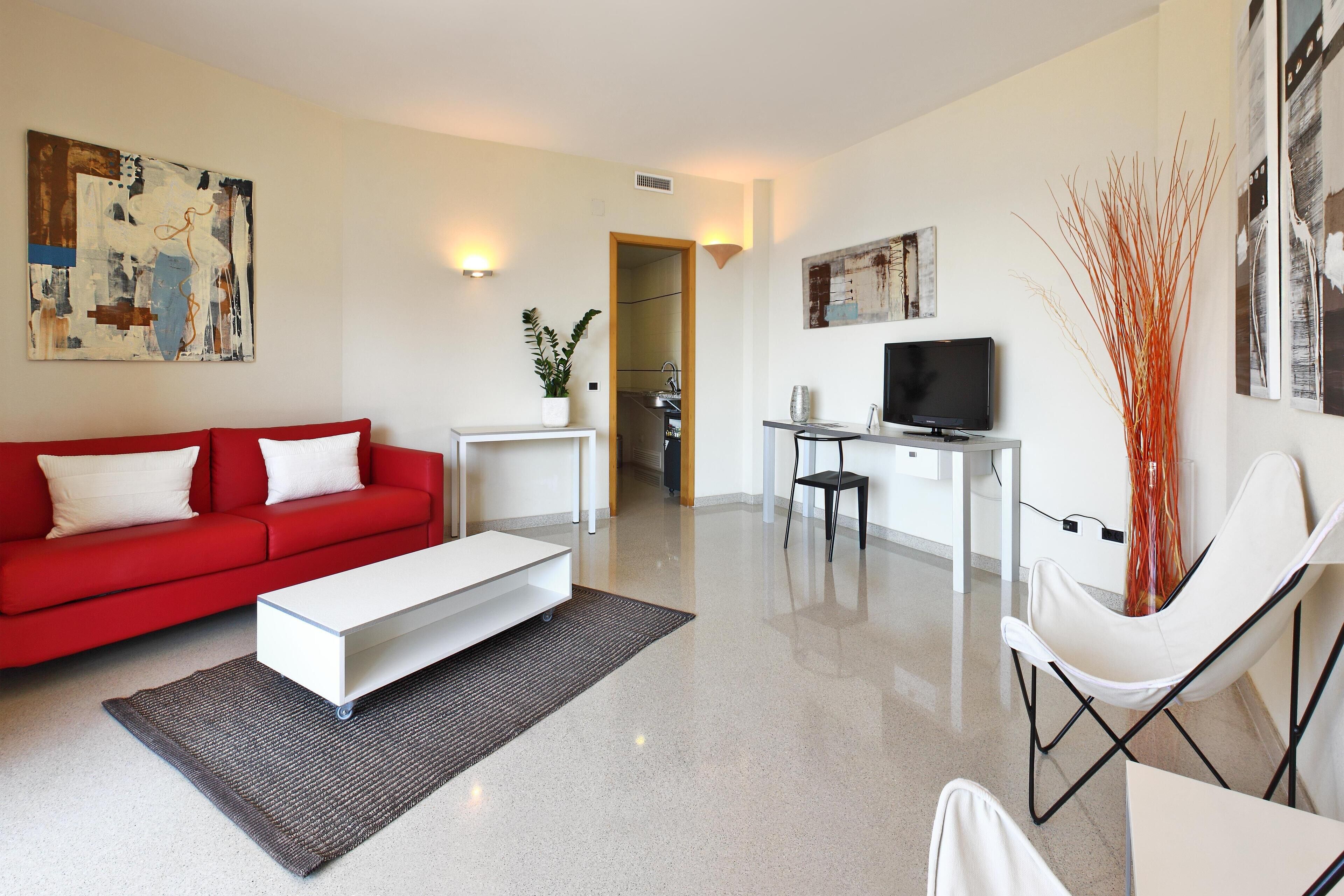Living area | 32-inch flat-screen TV with satellite channels, TV