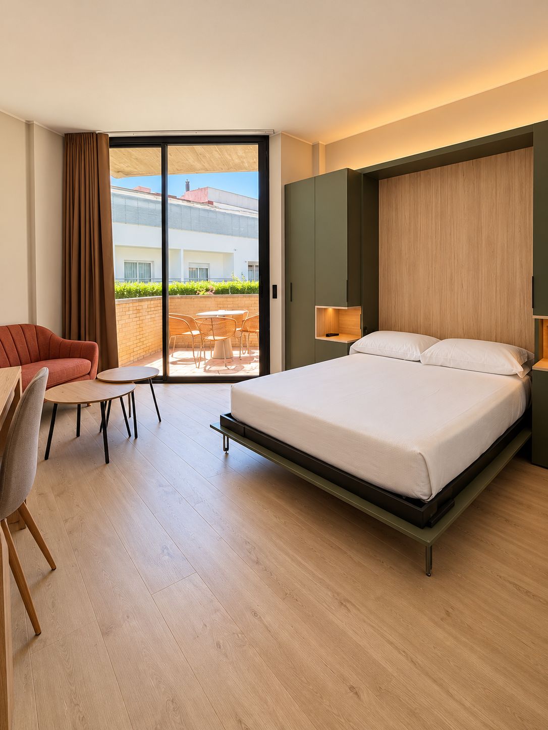Habitació d'hotel moderna amb un llit, una taula de treball i una cadira.