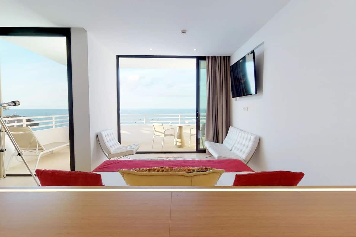 Junior Suite, 1 Queen Bed, Balcony, Bay View | Hypo-allergenic bedding, in-room safe, desk, blackout drapes