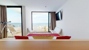 Junior Suite, 1 Queen Bed, Balcony, Bay View | Hypo-allergenic bedding, in-room safe, desk, blackout drapes