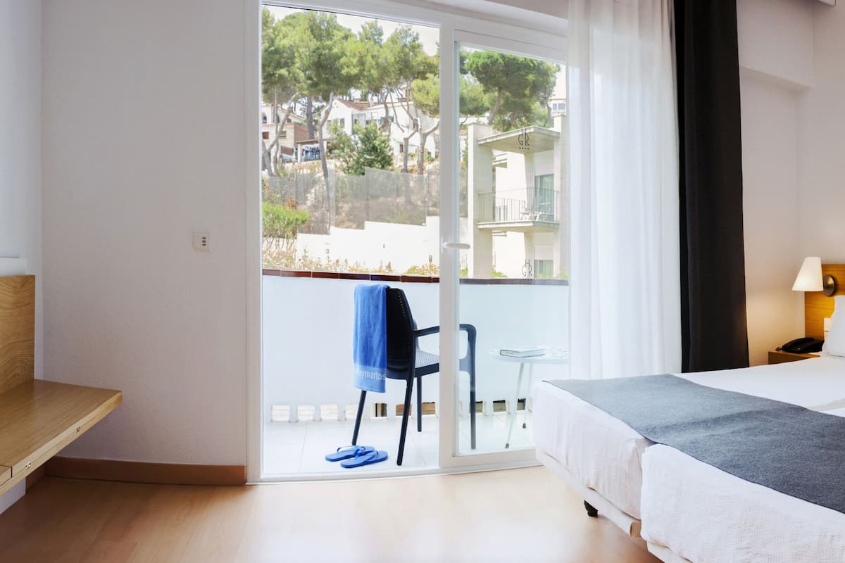Hypo-allergenic bedding, in-room safe, desk, blackout curtains