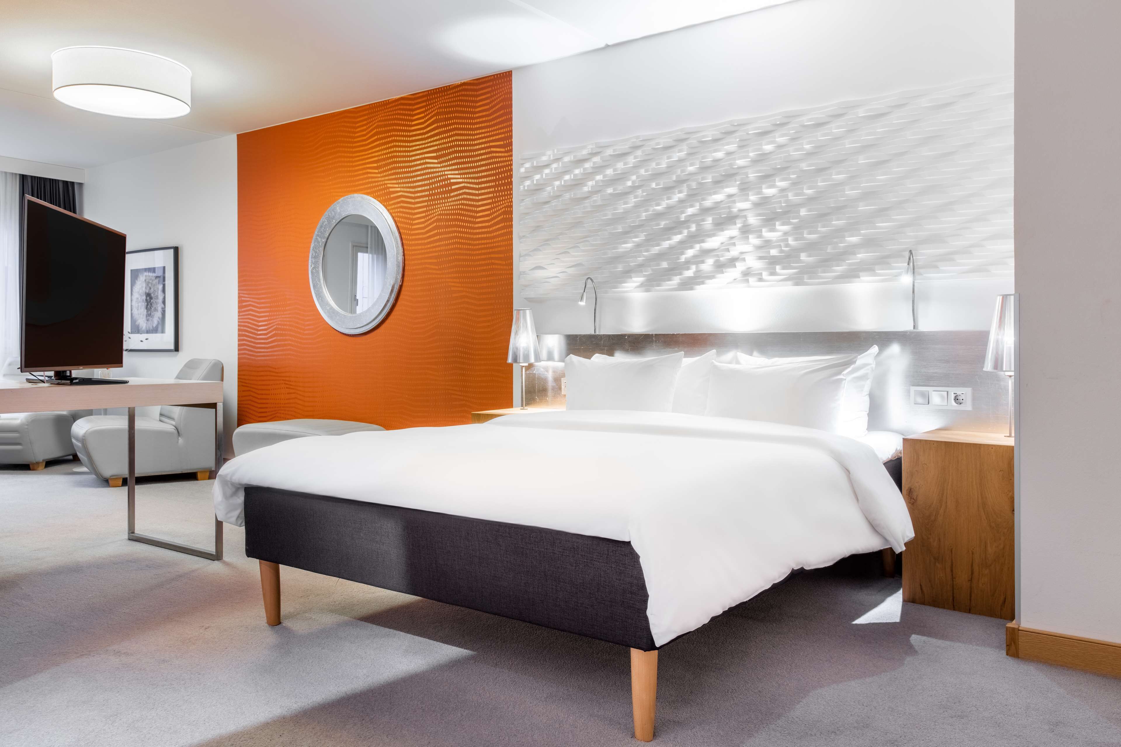 ملاءات للفراش لا تسبب الحساسية وخزنة داخل الغرفة ومكتب