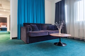 ملاءات للفراش لا تسبب الحساسية وخزنة داخل الغرفة ومكتب