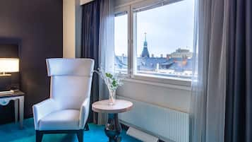 Juniorsvit | Allergitestade sängkläder, minibar och värdeförvaringsskåp på rummet