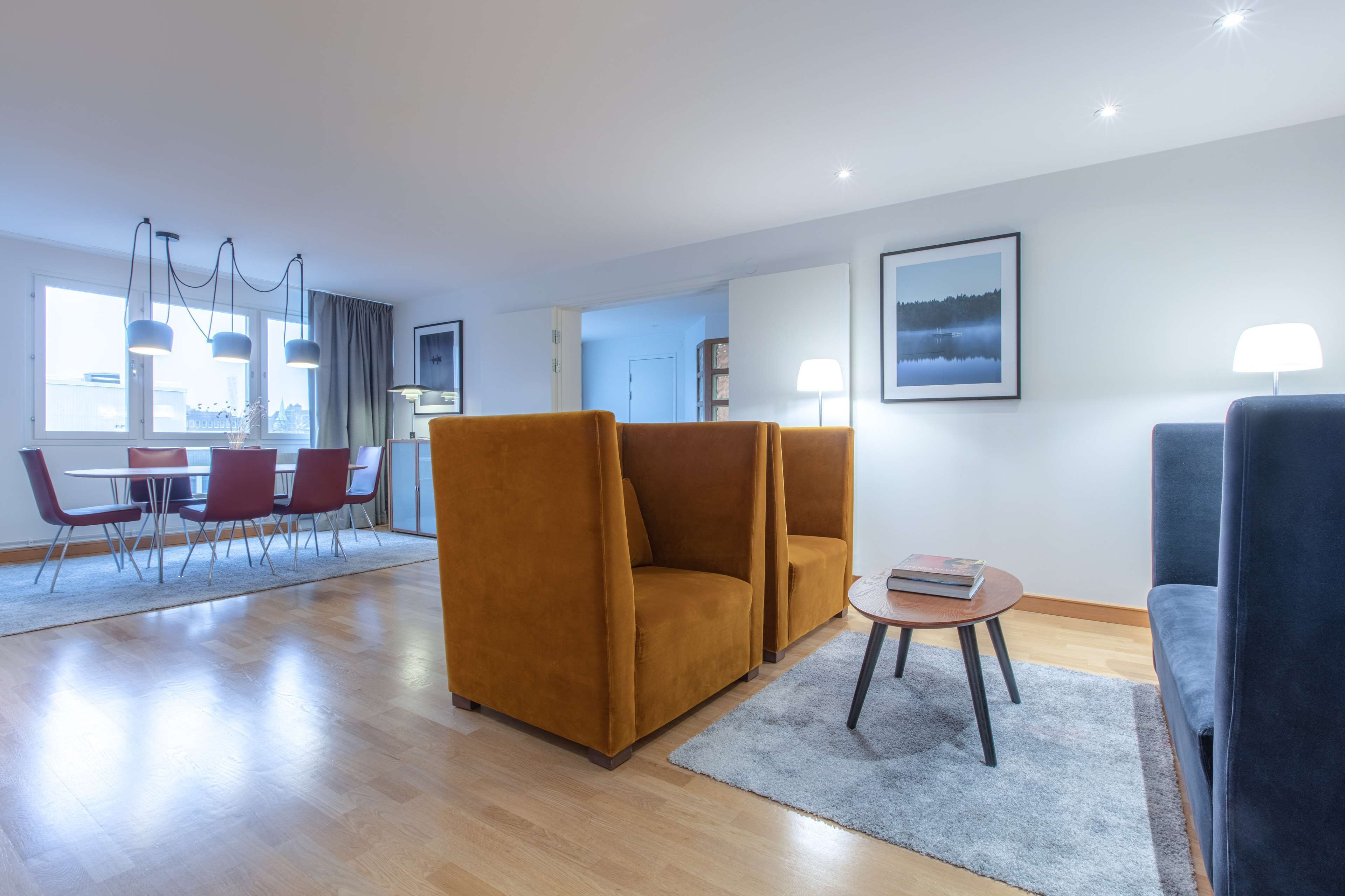 Allergivenligt sengetøj, pengeskab på værelset, skrivebord