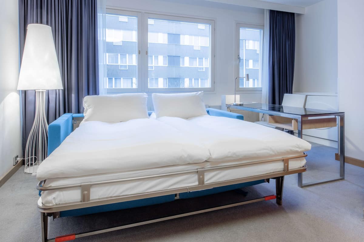 family room | hypo-allergenic bedding, minibar, in-room safe, desk