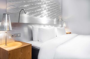 Ropa de cama hipoalergénica y caja de seguridad en la habitación 