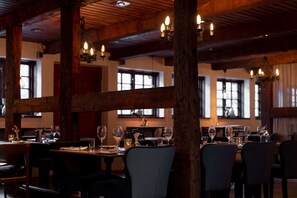 Déjeuner, dîner et souper servis sur place