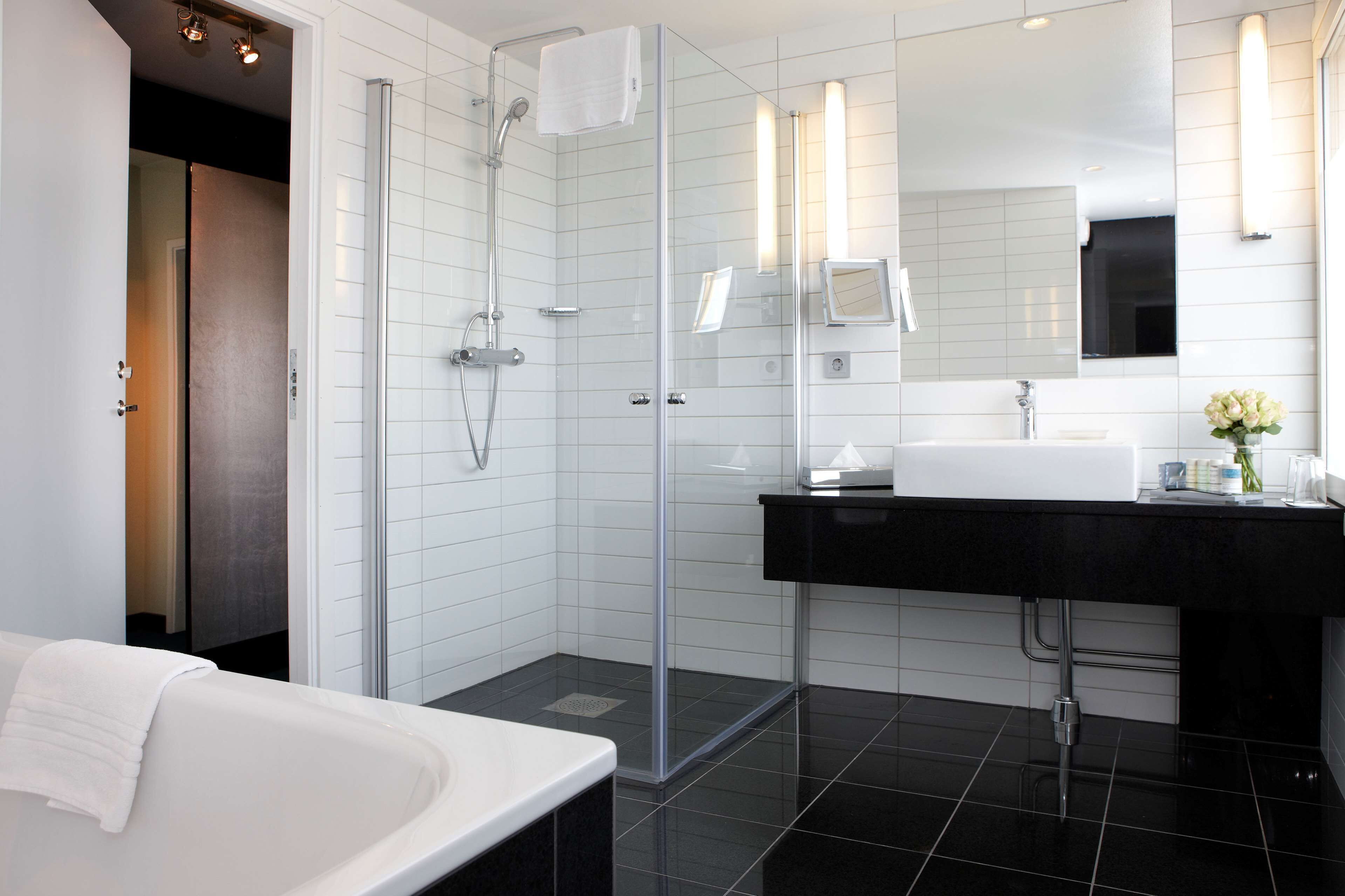 junior suite | bathroom | shower, eco-friendly toiletries, hair dryer, towels