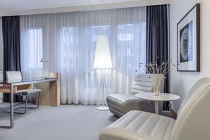 Hypo-allergenic bedding, minibar, in-room safe, desk