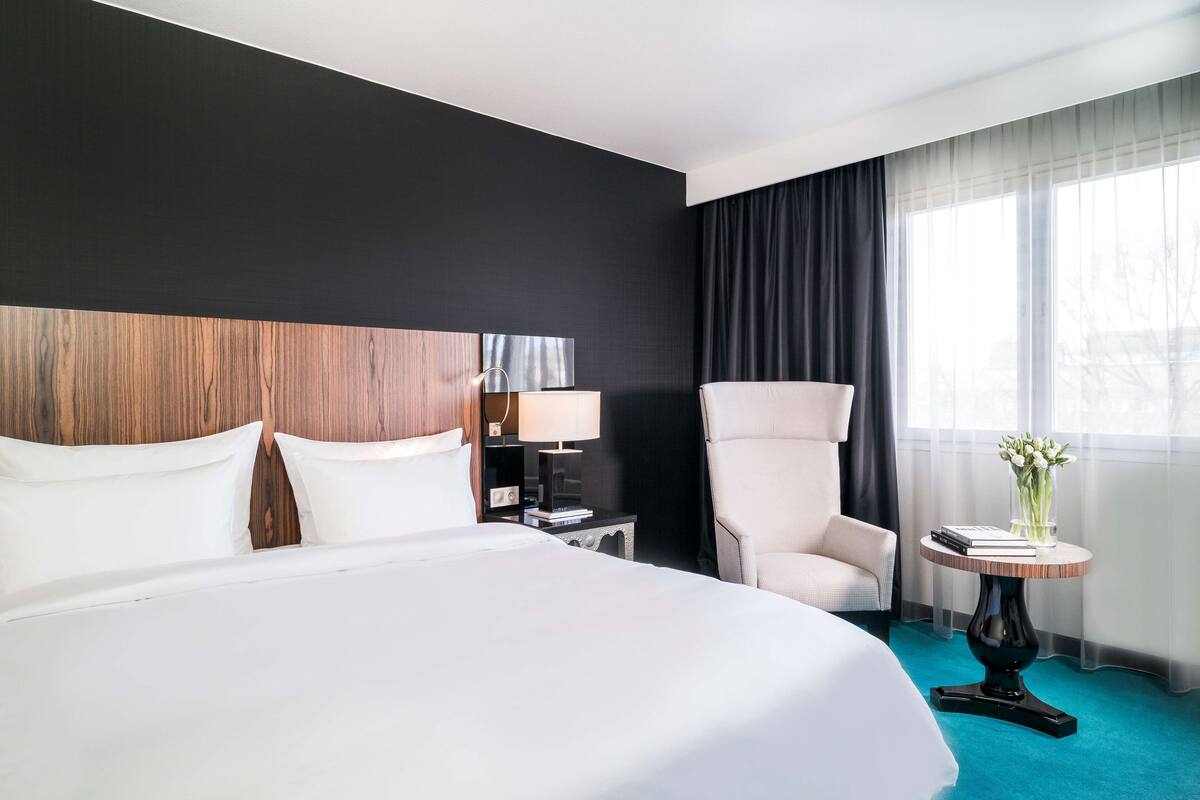 Junior Suite | Hypo-allergenic bedding available, in-room safe, desk, laptop workspace